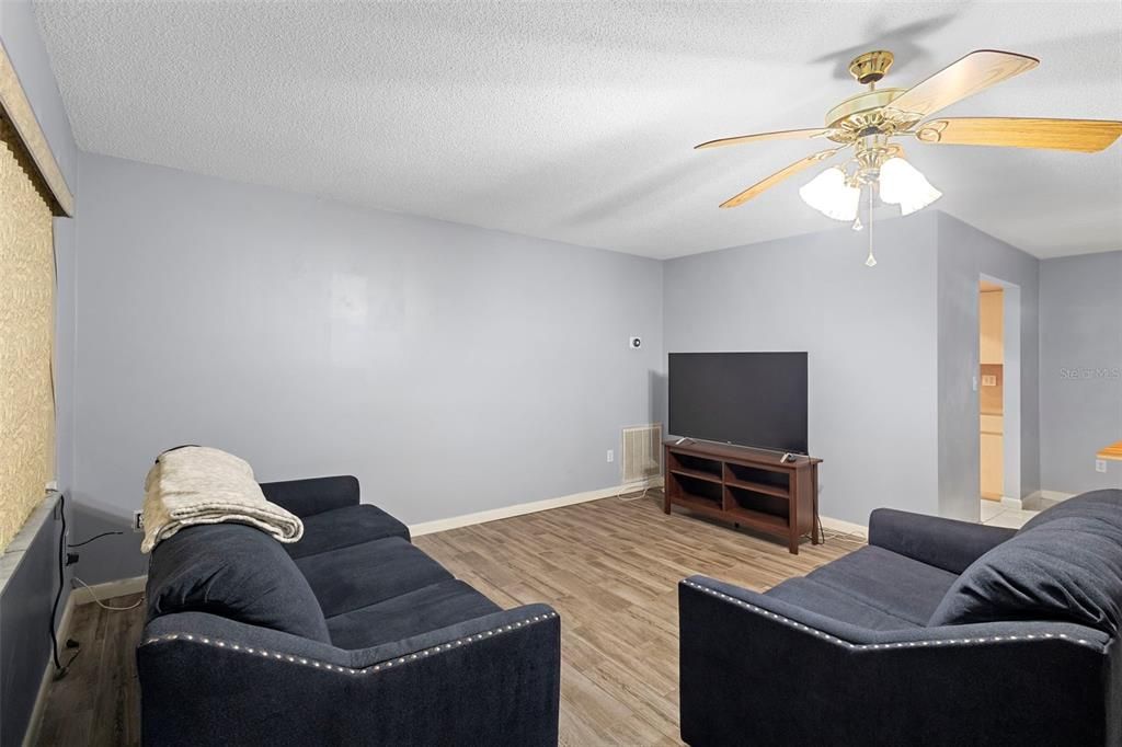 待售: $330,000 (2 贝兹, 2 浴室, 1447 平方英尺)