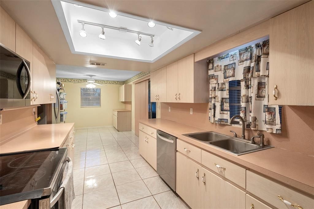 待售: $330,000 (2 贝兹, 2 浴室, 1447 平方英尺)