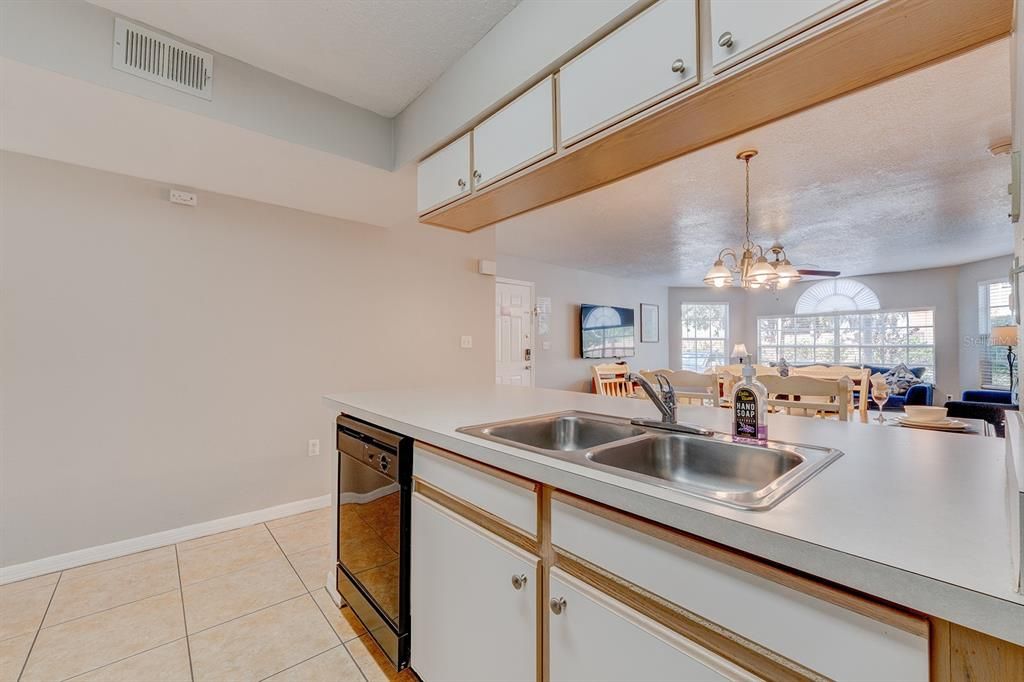 待售: $214,000 (3 贝兹, 2 浴室, 1357 平方英尺)