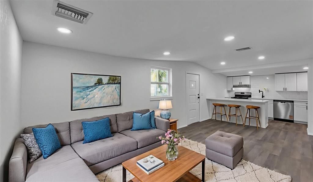 Под контрактом: $229,900 (3 спален, 2 ванн, 1596 Квадратных фут)