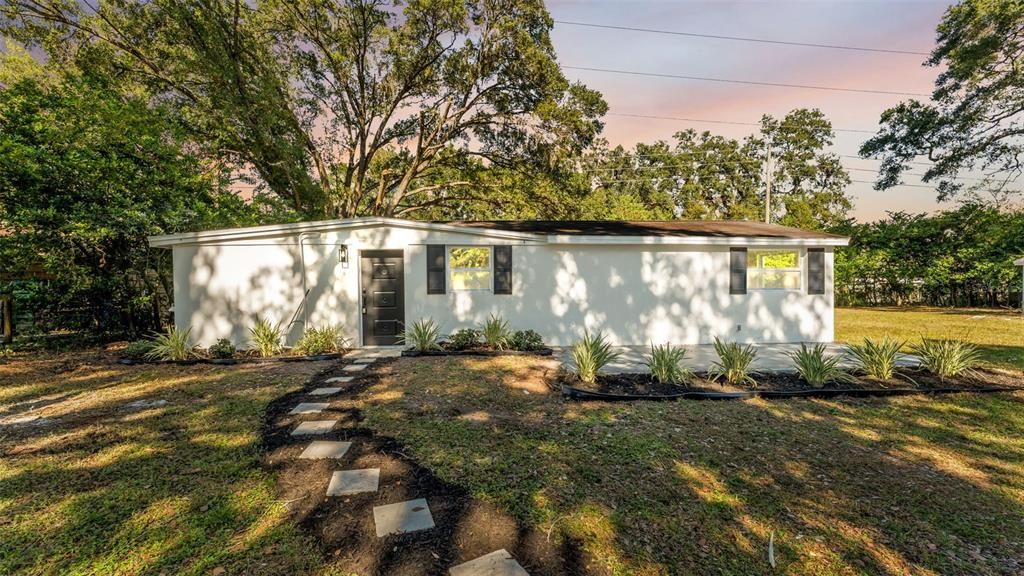 Под контрактом: $229,900 (3 спален, 2 ванн, 1596 Квадратных фут)