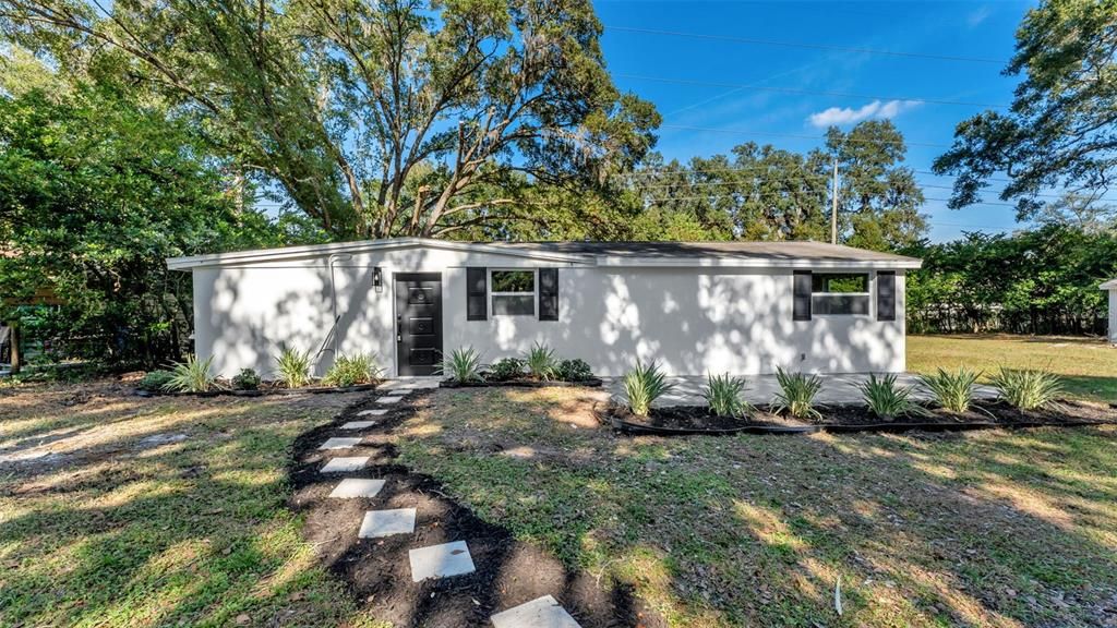 Под контрактом: $229,900 (3 спален, 2 ванн, 1596 Квадратных фут)