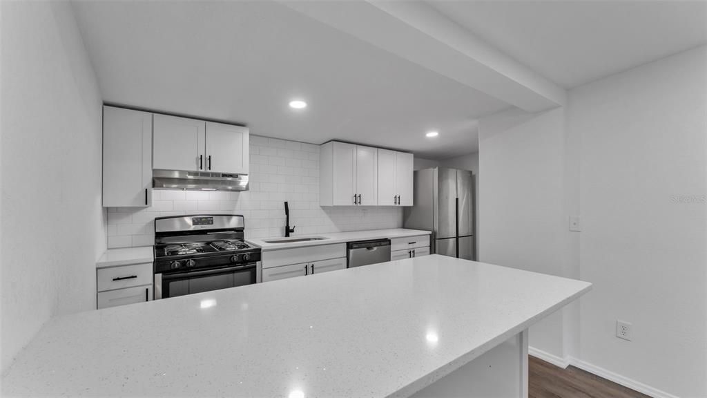 Под контрактом: $229,900 (3 спален, 2 ванн, 1596 Квадратных фут)