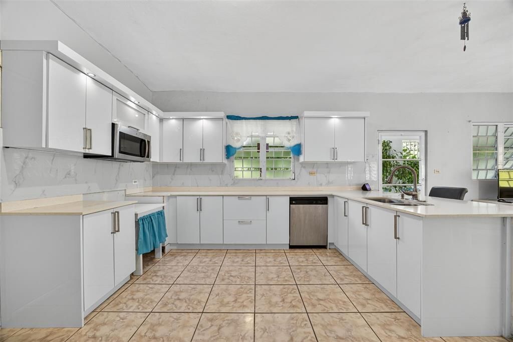 For Sale: $498,500 (4 beds, 2 baths, 1882 Square Feet)