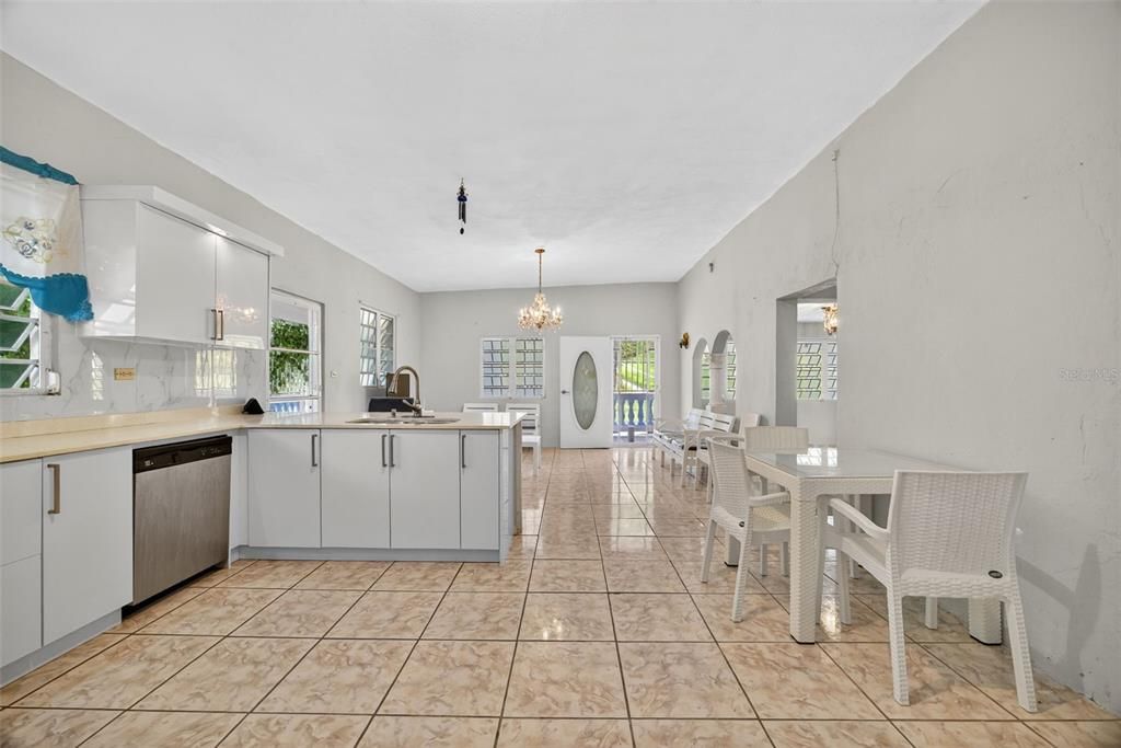 For Sale: $498,500 (4 beds, 2 baths, 1882 Square Feet)