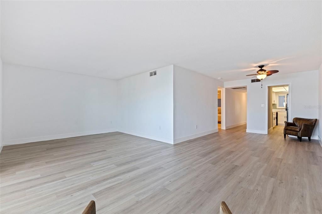 待售: $330,000 (1 贝兹, 1 浴室, 1145 平方英尺)