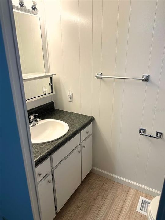 待售: $149,900 (2 贝兹, 1 浴室, 984 平方英尺)