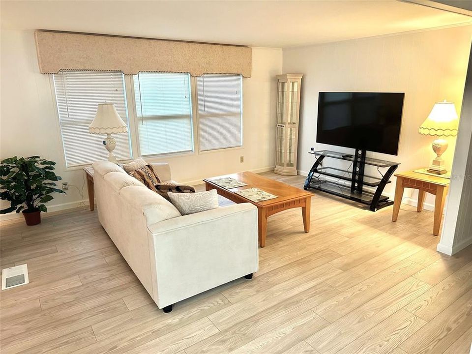 待售: $149,900 (2 贝兹, 1 浴室, 984 平方英尺)