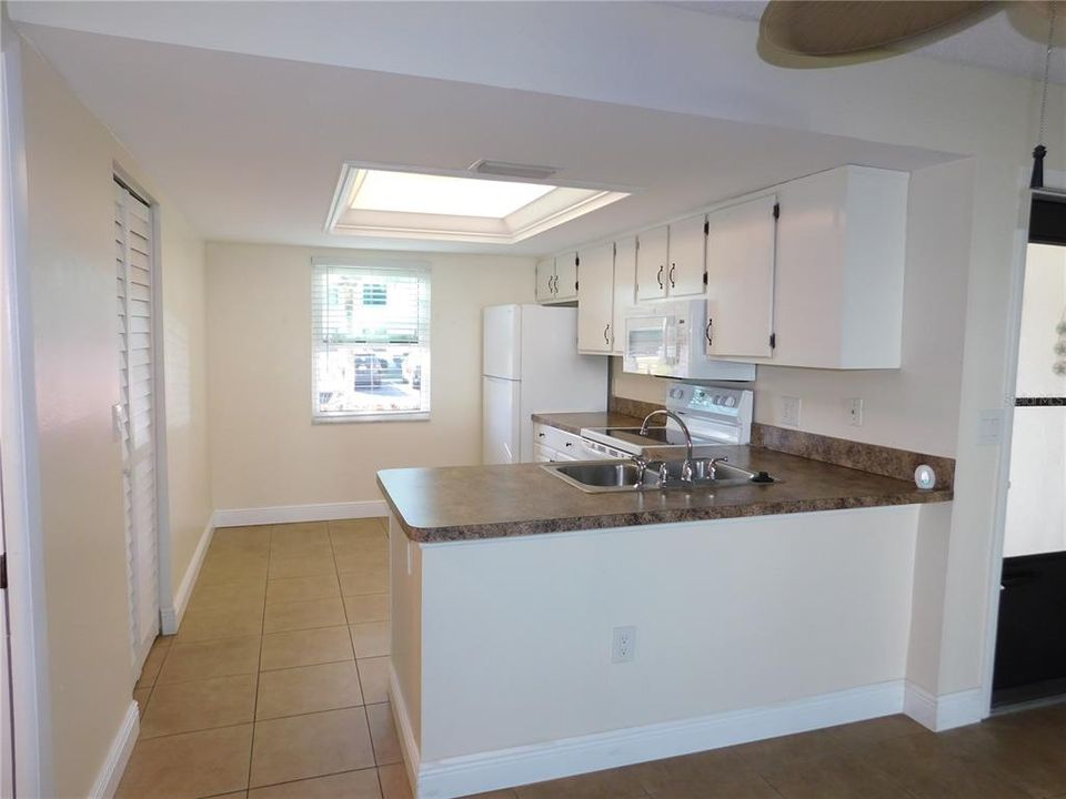 For Rent: $1,700 (2 beds, 2 baths, 879 Square Feet)