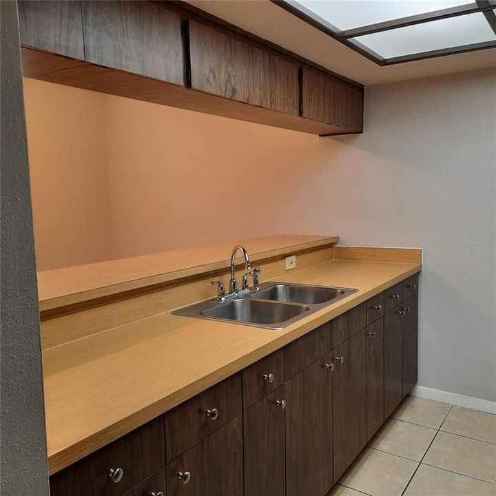 出租: $1,550 (2 贝兹, 1 浴室, 890 平方英尺)