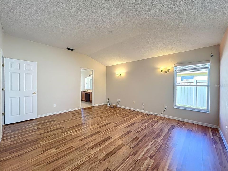 For Sale: $449,900 (3 beds, 2 baths, 1941 Square Feet)