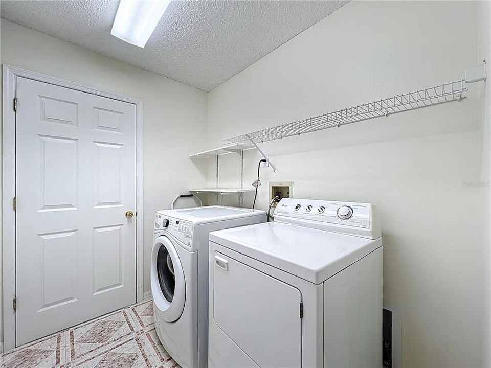 For Sale: $449,900 (3 beds, 2 baths, 1941 Square Feet)