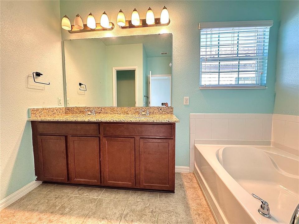 待售: $549,000 (4 贝兹, 2 浴室, 2126 平方英尺)