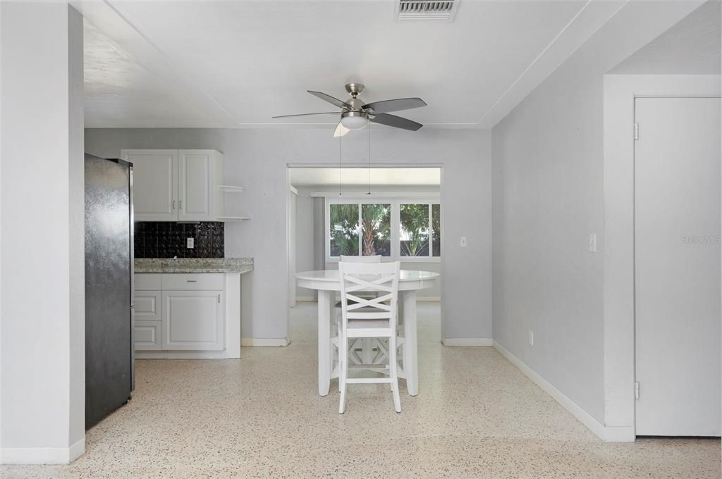 待售: $333,000 (2 贝兹, 2 浴室, 1056 平方英尺)