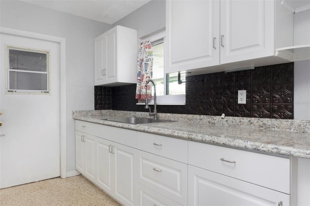 待售: $333,000 (2 贝兹, 2 浴室, 1056 平方英尺)