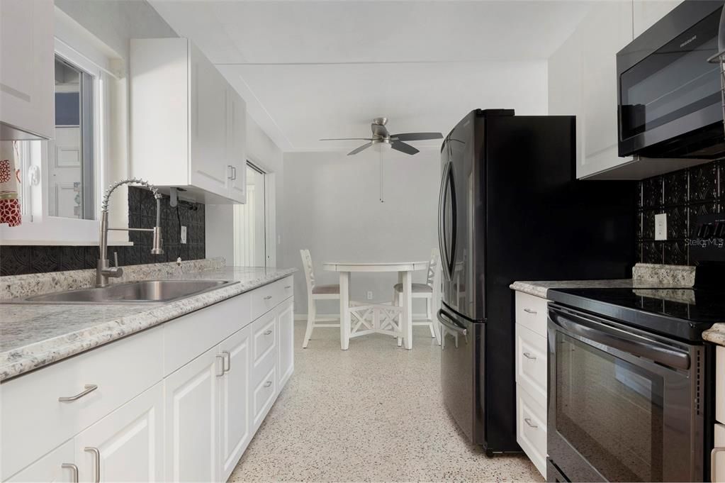 待售: $333,000 (2 贝兹, 2 浴室, 1056 平方英尺)