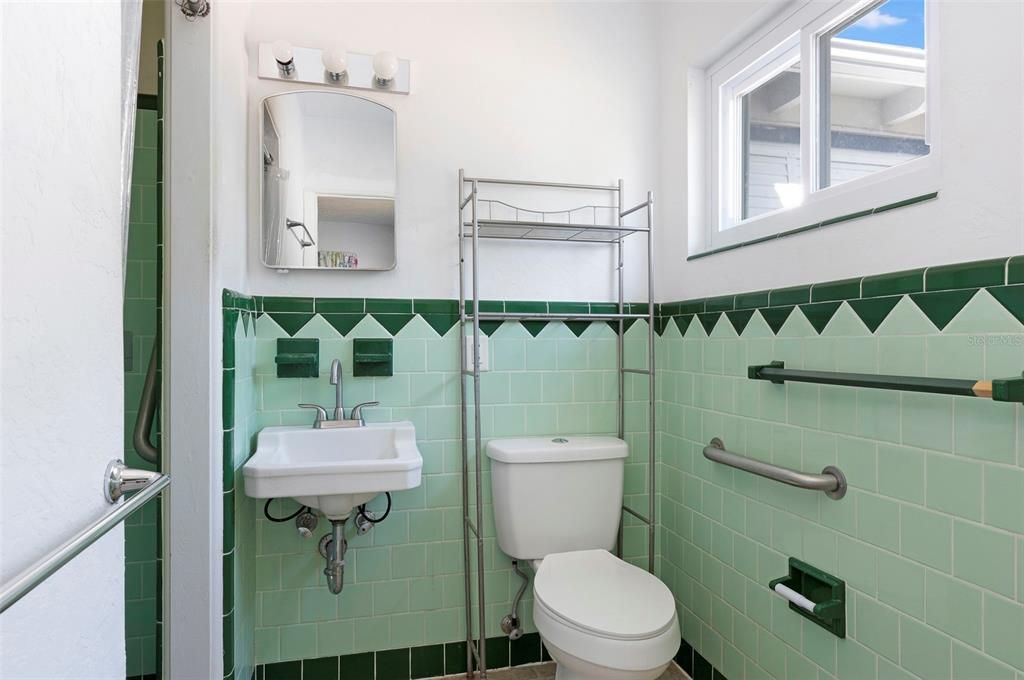 待售: $333,000 (2 贝兹, 2 浴室, 1056 平方英尺)