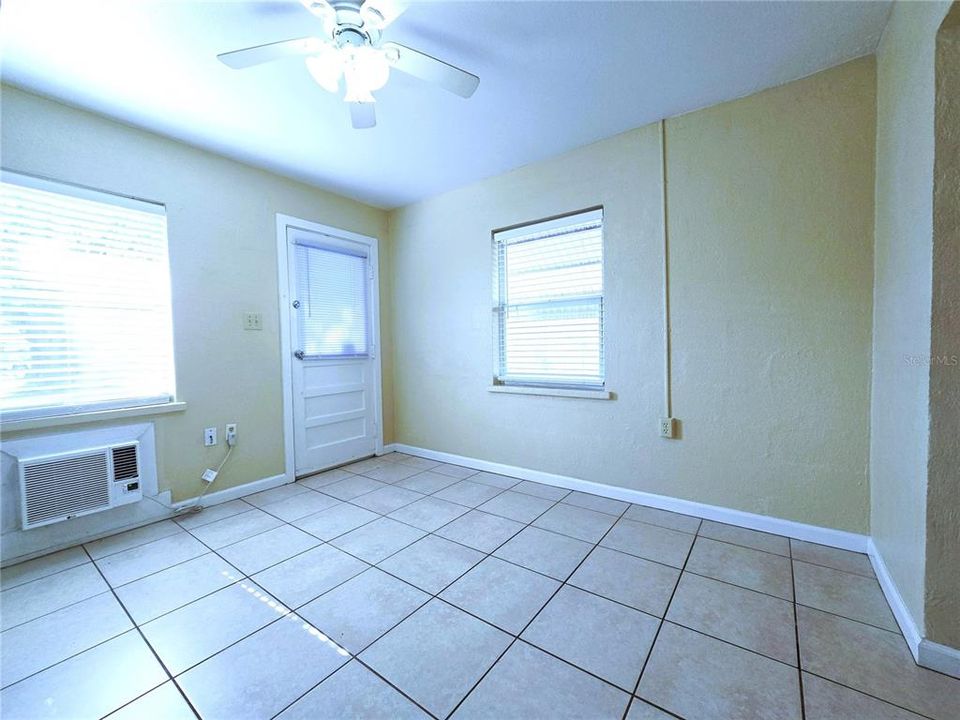 For Rent: $950 (1 beds, 1 baths, 720 Square Feet)