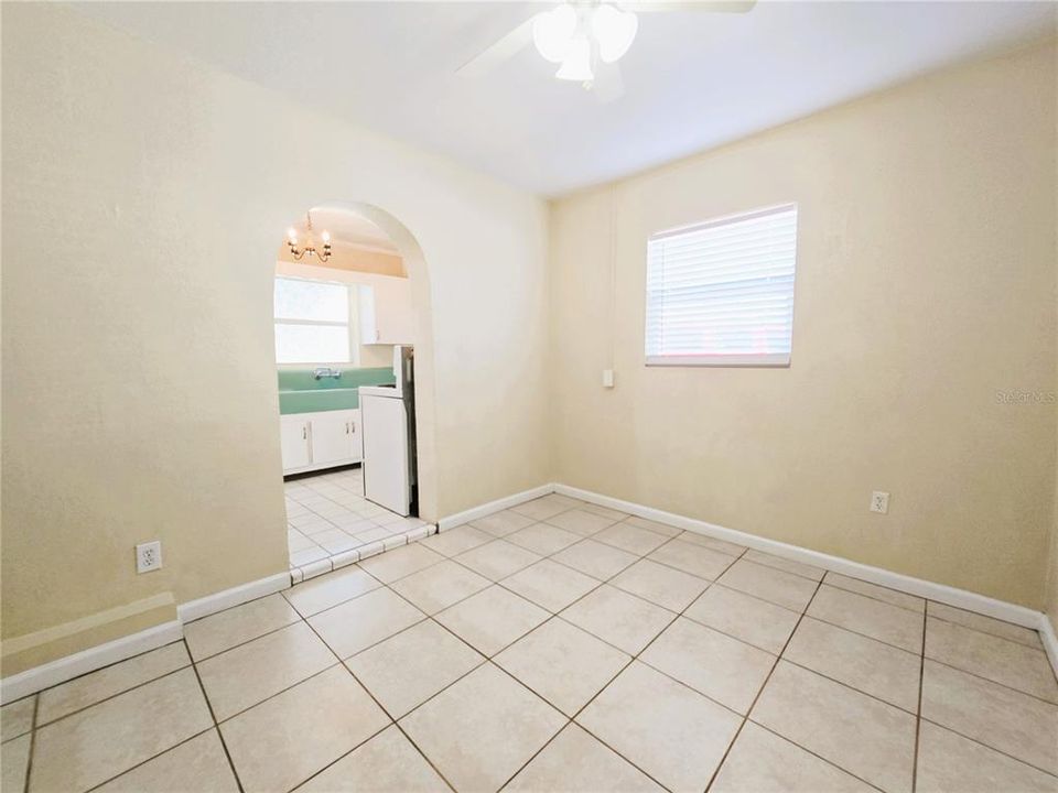 For Rent: $950 (1 beds, 1 baths, 720 Square Feet)