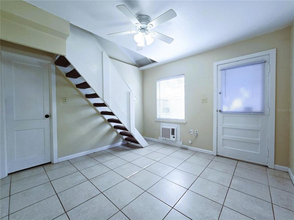 For Rent: $950 (1 beds, 1 baths, 720 Square Feet)