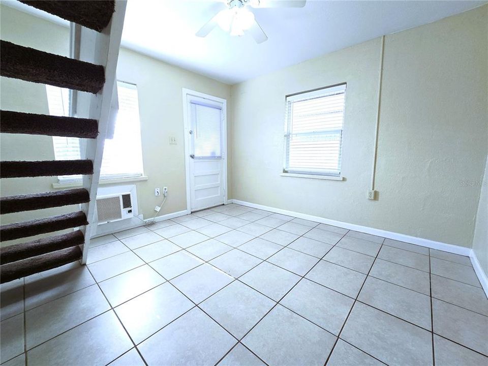 For Rent: $950 (1 beds, 1 baths, 720 Square Feet)