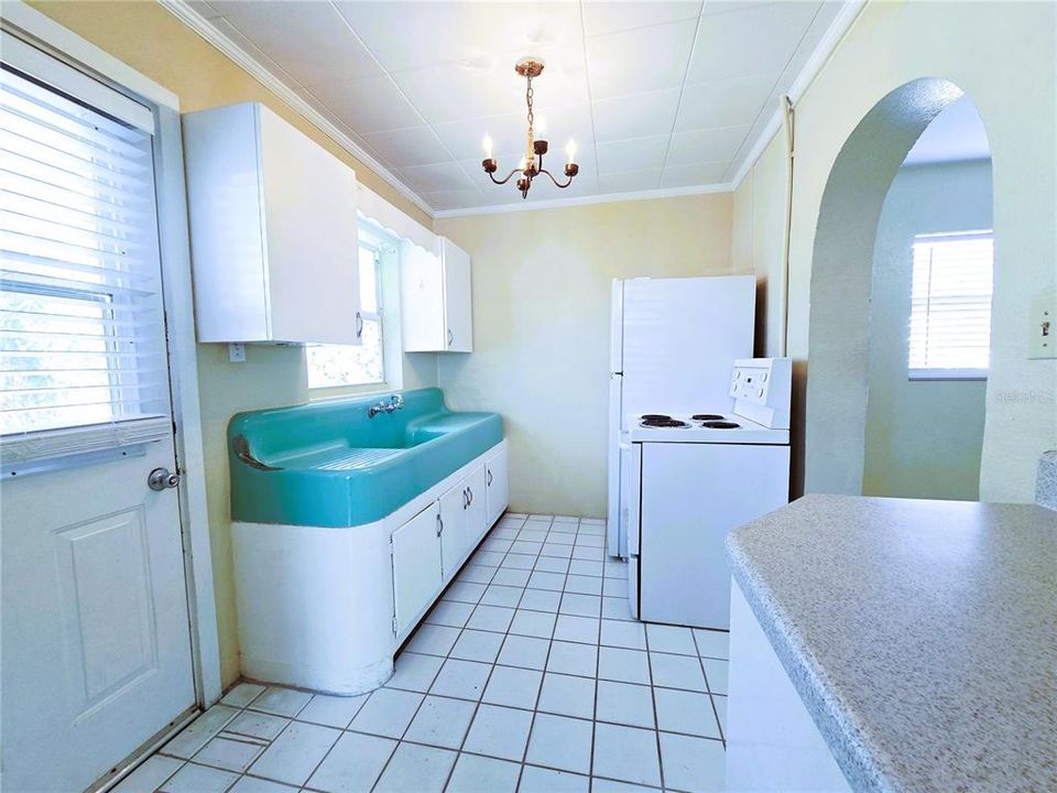 For Rent: $950 (1 beds, 1 baths, 720 Square Feet)