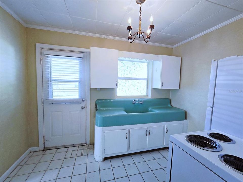 For Rent: $950 (1 beds, 1 baths, 720 Square Feet)