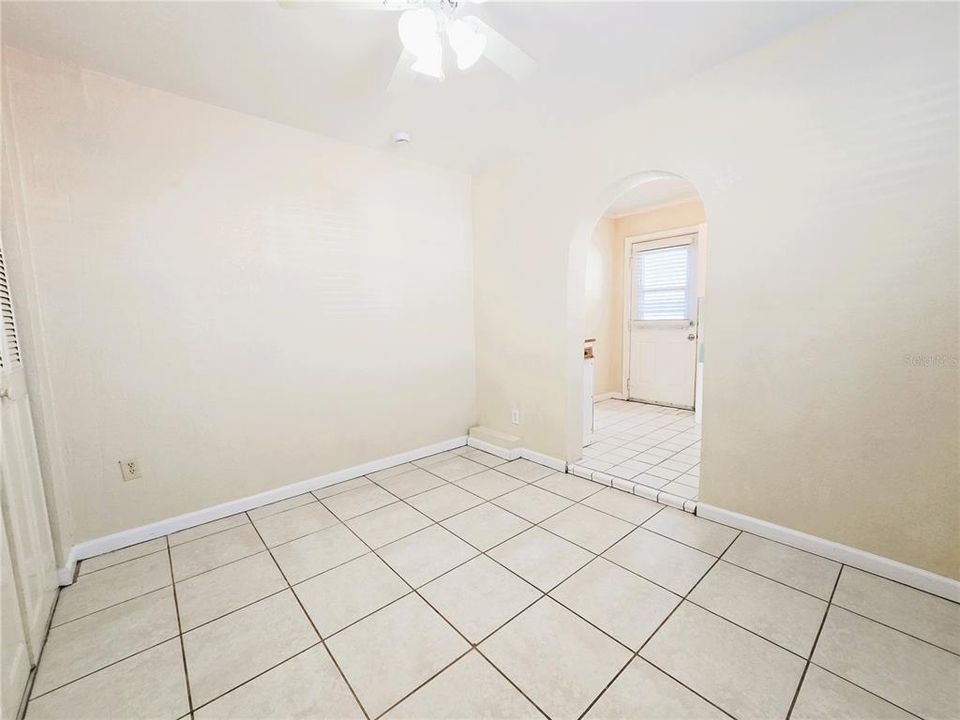 For Rent: $950 (1 beds, 1 baths, 720 Square Feet)