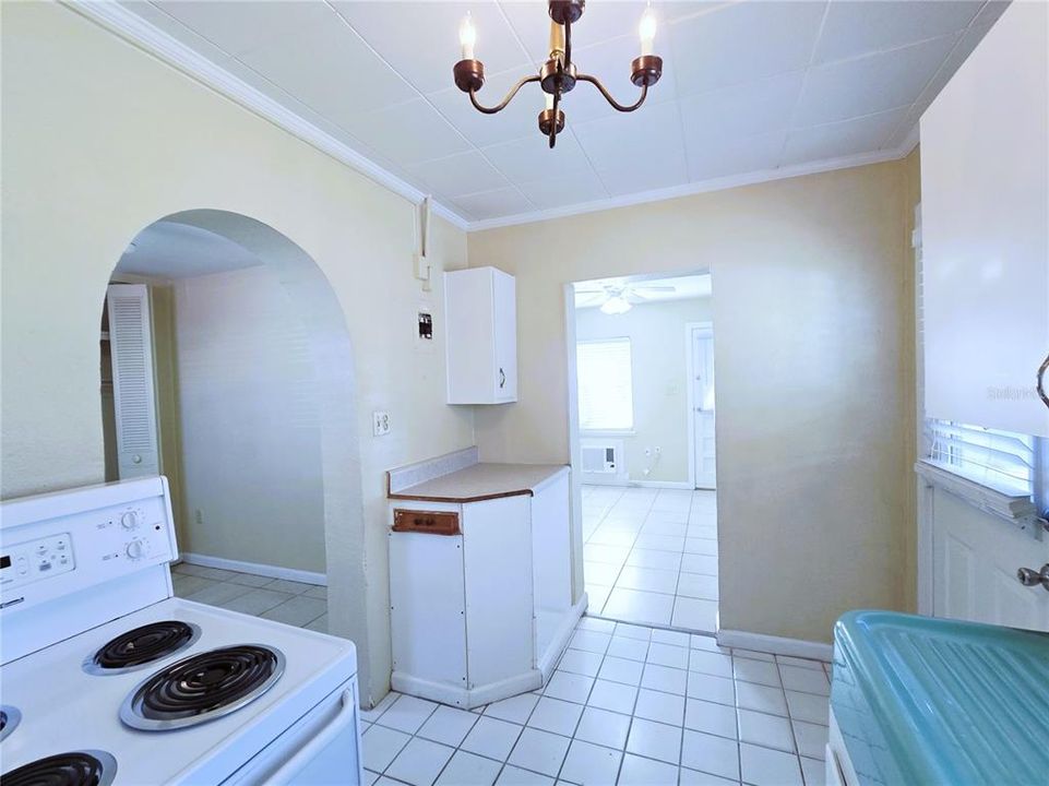 For Rent: $950 (1 beds, 1 baths, 720 Square Feet)