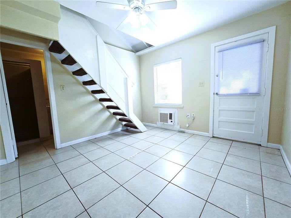 For Rent: $950 (1 beds, 1 baths, 720 Square Feet)