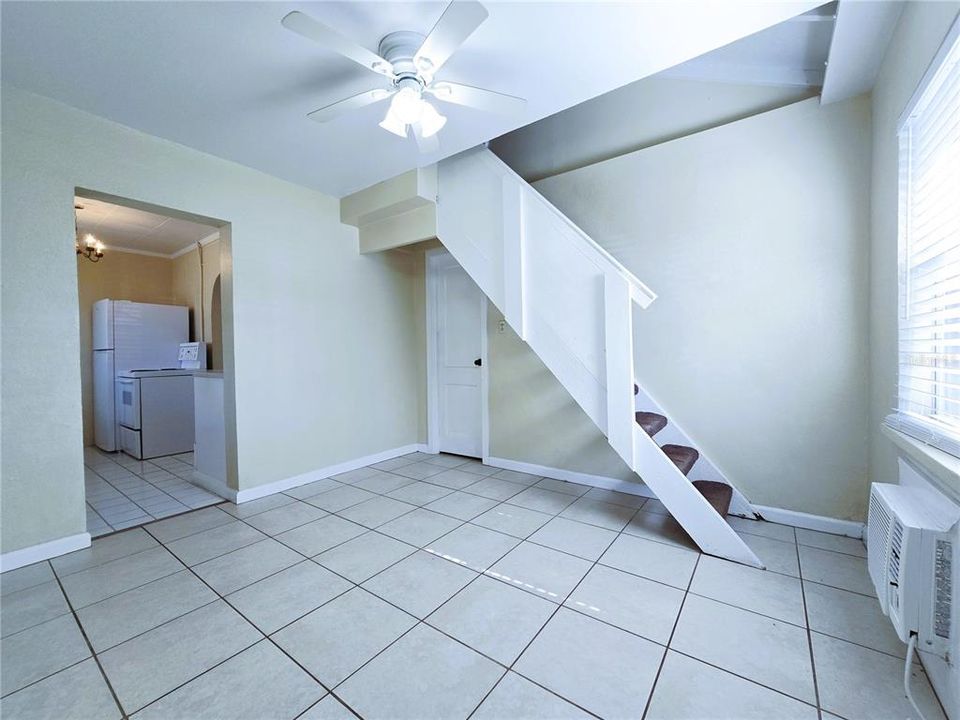 For Rent: $950 (1 beds, 1 baths, 720 Square Feet)