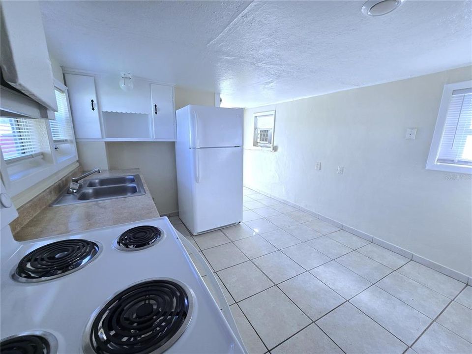 For Rent: $825 (1 beds, 1 baths, 384 Square Feet)