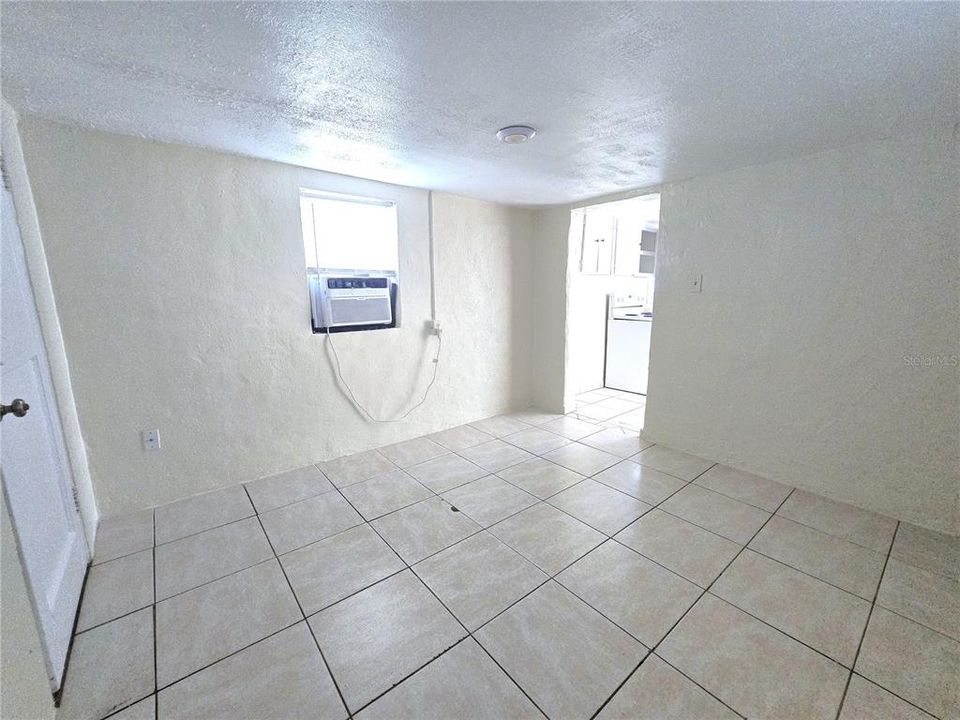 For Rent: $825 (1 beds, 1 baths, 384 Square Feet)