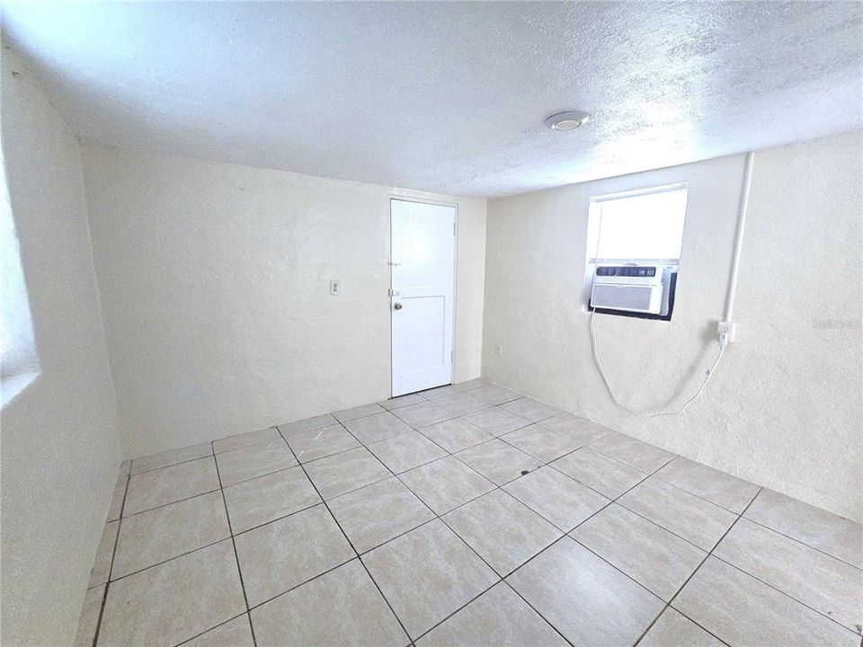 For Rent: $825 (1 beds, 1 baths, 384 Square Feet)