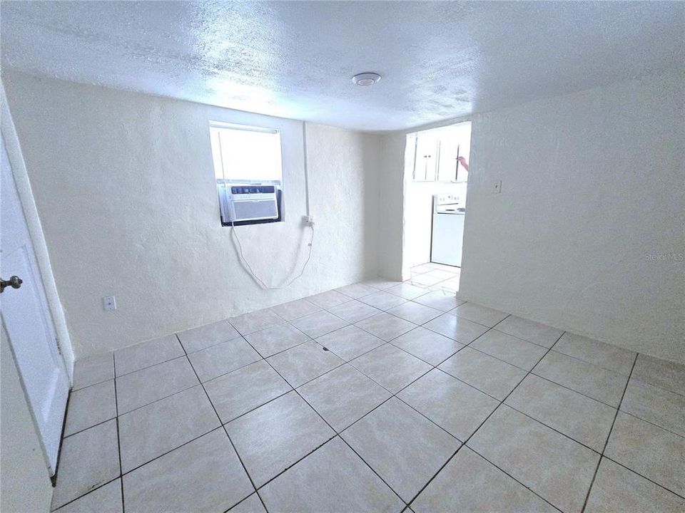 For Rent: $825 (1 beds, 1 baths, 384 Square Feet)