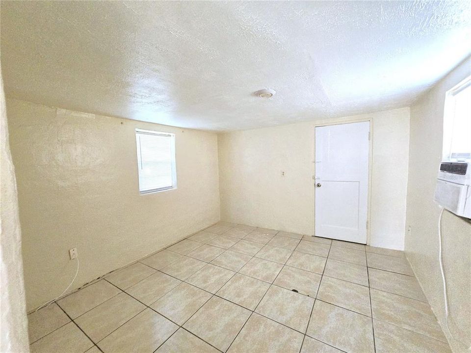 For Rent: $825 (1 beds, 1 baths, 384 Square Feet)