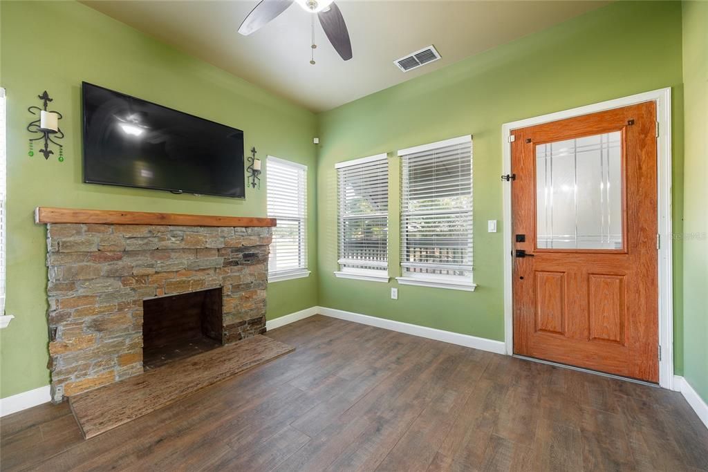 待售: $349,999 (2 贝兹, 2 浴室, 1124 平方英尺)