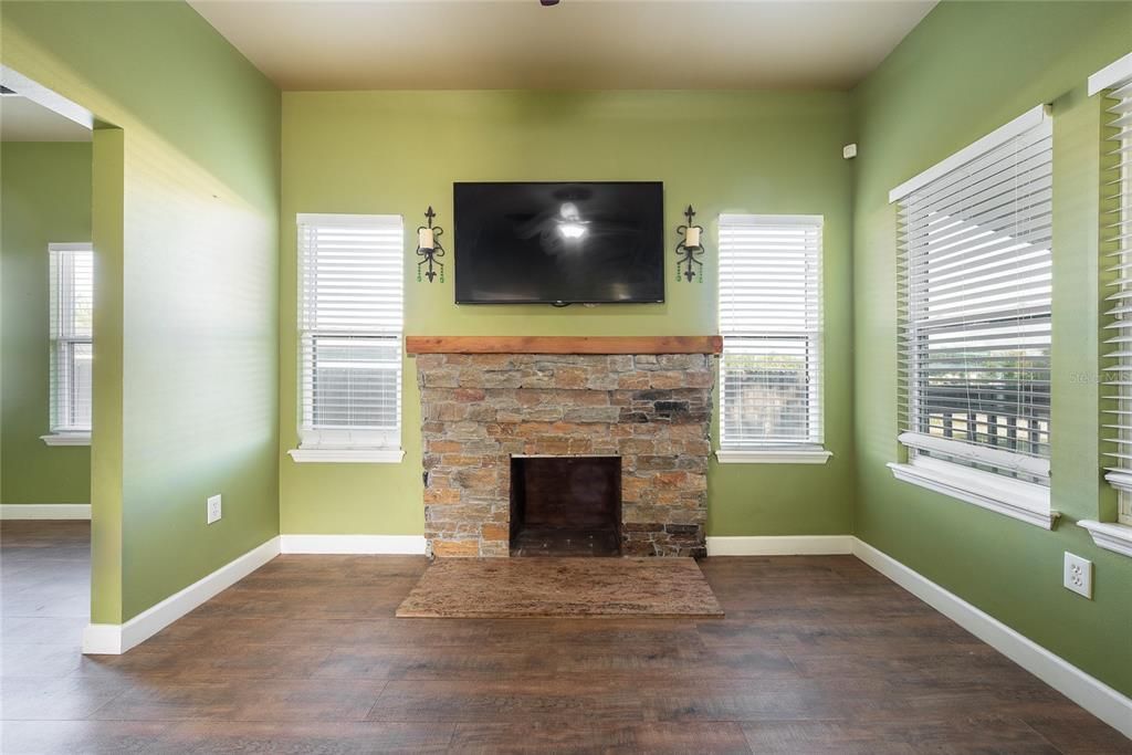 待售: $349,999 (2 贝兹, 2 浴室, 1124 平方英尺)