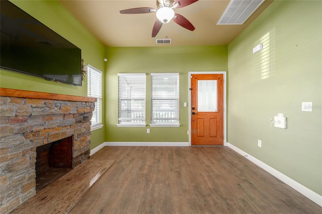 待售: $349,999 (2 贝兹, 2 浴室, 1124 平方英尺)