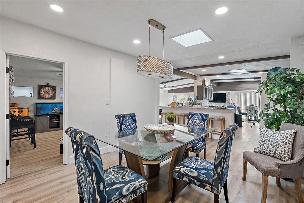 待售: $1,250,000 (4 贝兹, 3 浴室, 2554 平方英尺)