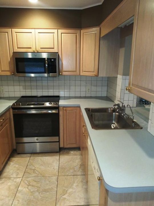 For Rent: $2,550 (2 beds, 2 baths, 1096 Square Feet)