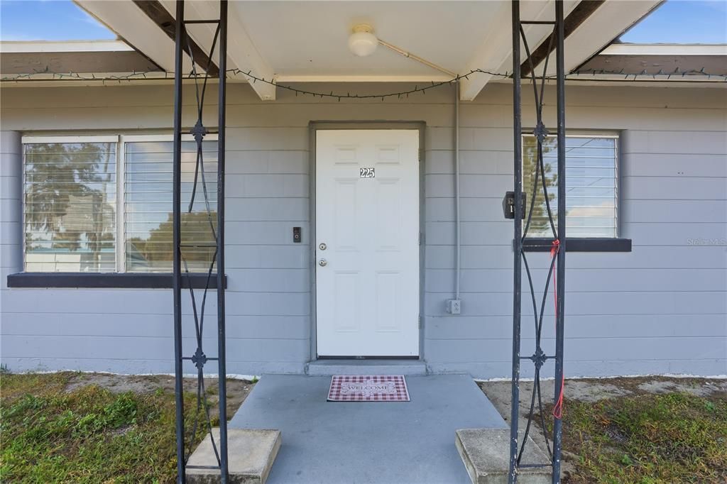 На продажу: $221,900 (2 спален, 1 ванн, 832 Квадратных фут)