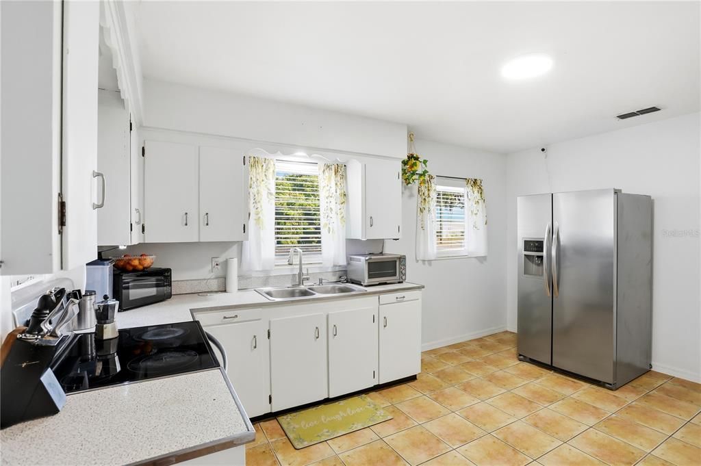 На продажу: $221,900 (2 спален, 1 ванн, 832 Квадратных фут)