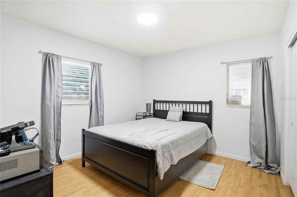 На продажу: $221,900 (2 спален, 1 ванн, 832 Квадратных фут)