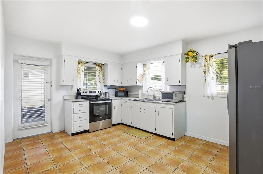 На продажу: $221,900 (2 спален, 1 ванн, 832 Квадратных фут)