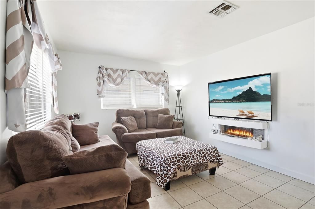 На продажу: $221,900 (2 спален, 1 ванн, 832 Квадратных фут)