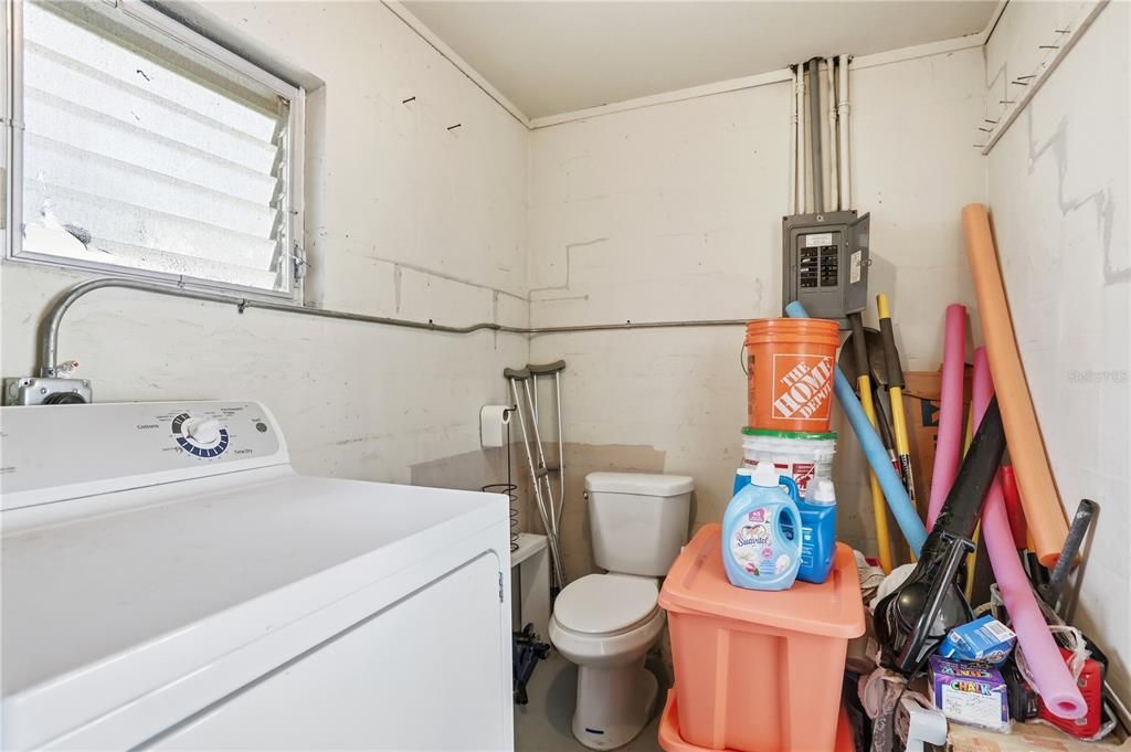 На продажу: $221,900 (2 спален, 1 ванн, 832 Квадратных фут)