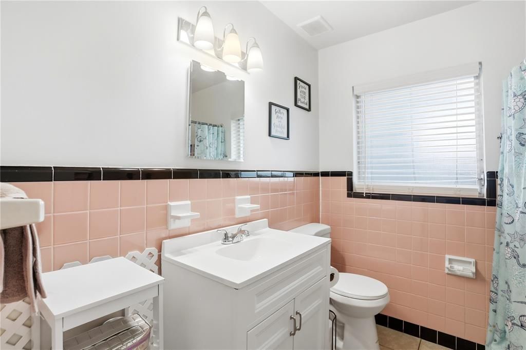 На продажу: $221,900 (2 спален, 1 ванн, 832 Квадратных фут)