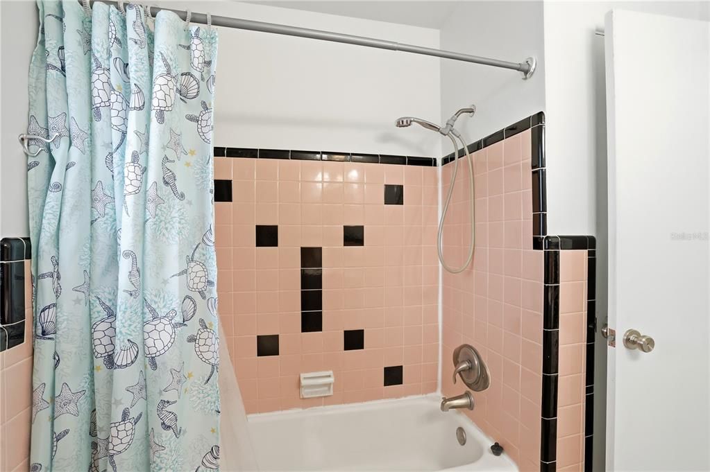 На продажу: $221,900 (2 спален, 1 ванн, 832 Квадратных фут)