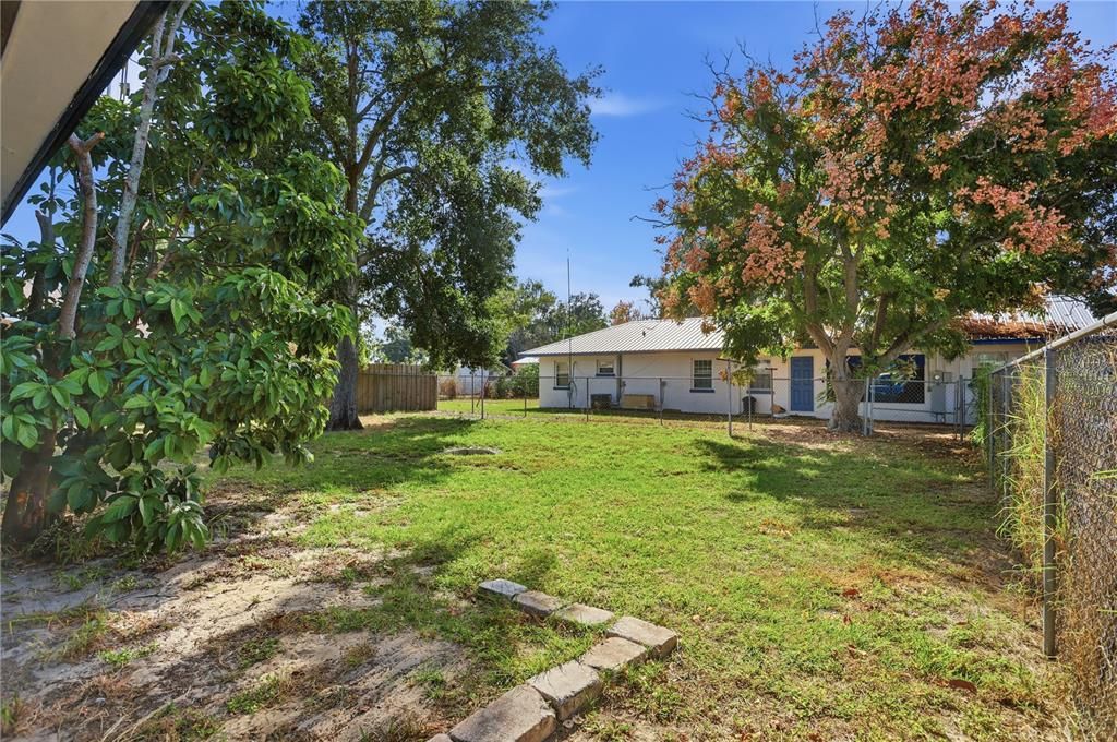 На продажу: $221,900 (2 спален, 1 ванн, 832 Квадратных фут)